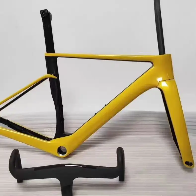 The 2025 OSTRO 2.0 features a T1000 carbon fiber frame (T47 material) with an ultra-light fork and disc brake 700C