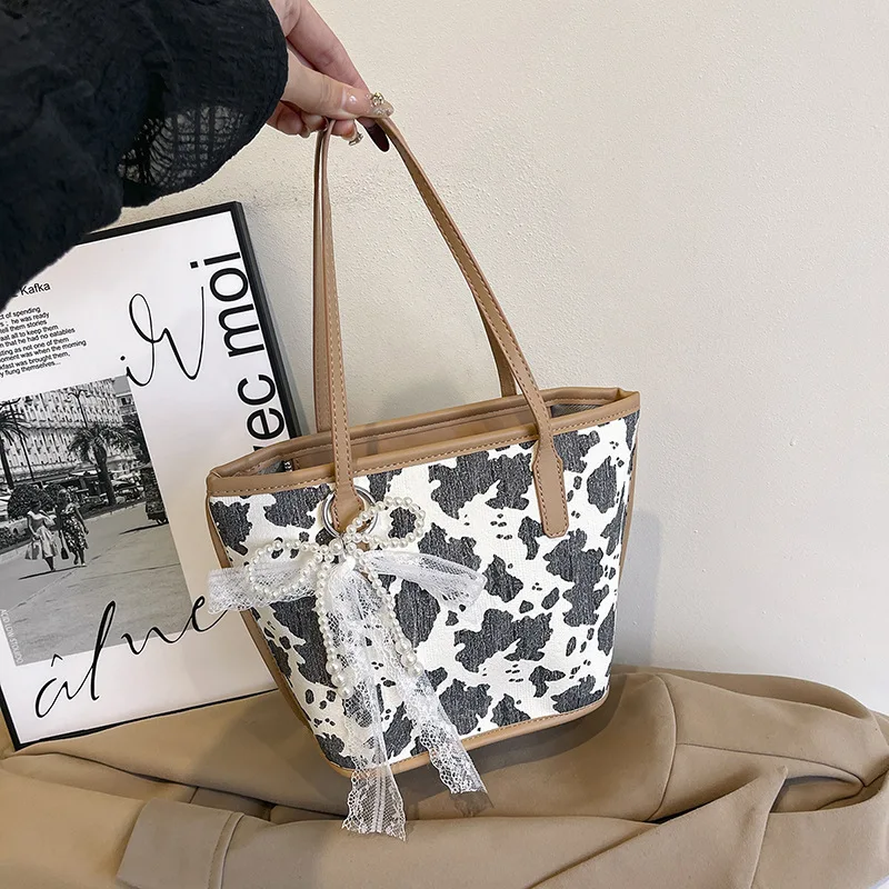 

The 2025newlarge-capacity, Niche Design Milk Patternhandbagis Fashionable, Versatileand High-endsingle-shoulder Bag Forcommuting