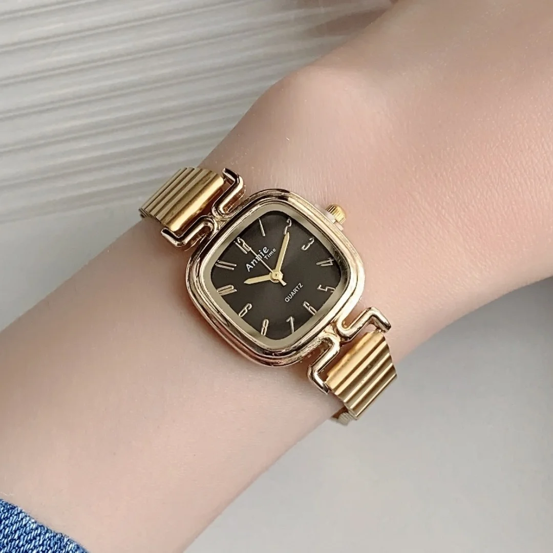 ساعة ريترو للسيدات ساعات كوارتز تناظرية للنساء ساعات بعقارب مربعة بسيطة بحزام فولاذي ساعات معصم ذهبية Relojes Para Mujer