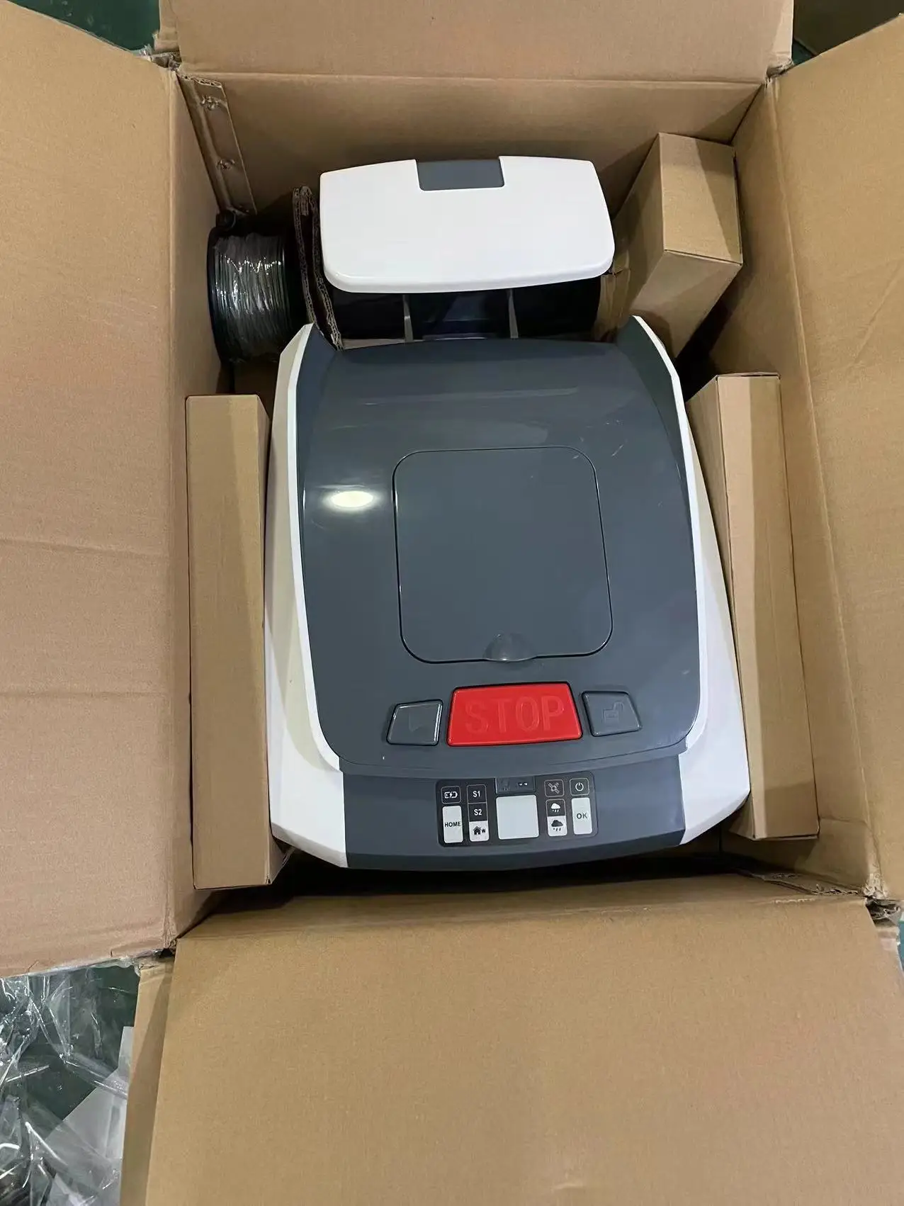 Self charging APP controlled Lawn mower for maintaining the lawn Multi zone lawn mower robot with boundary line 3