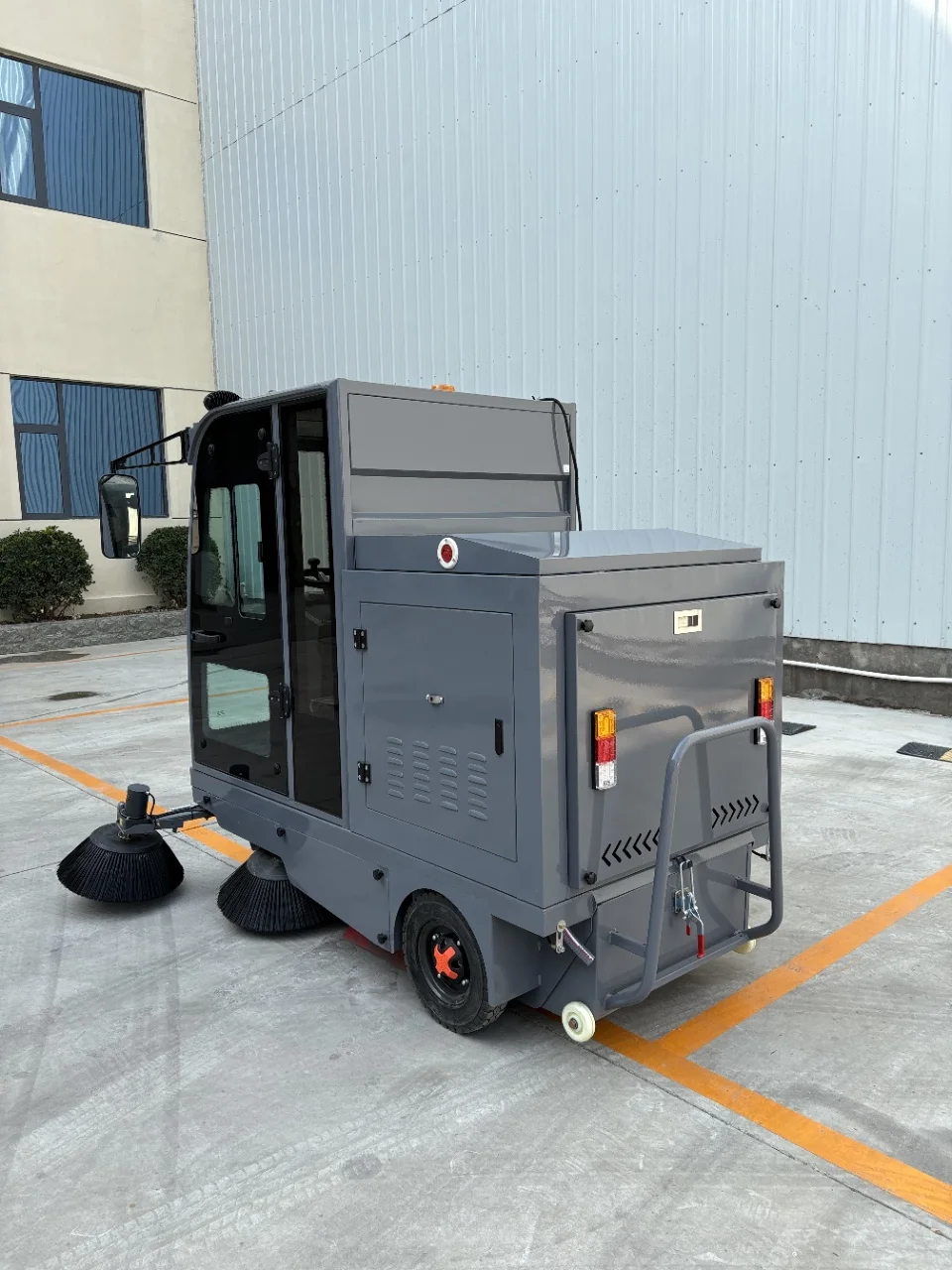 2000 High Quality Driving Industrial Sweeper Electric Electric Three-wheel Five-brush Sweeper Factory Workshop Street Road