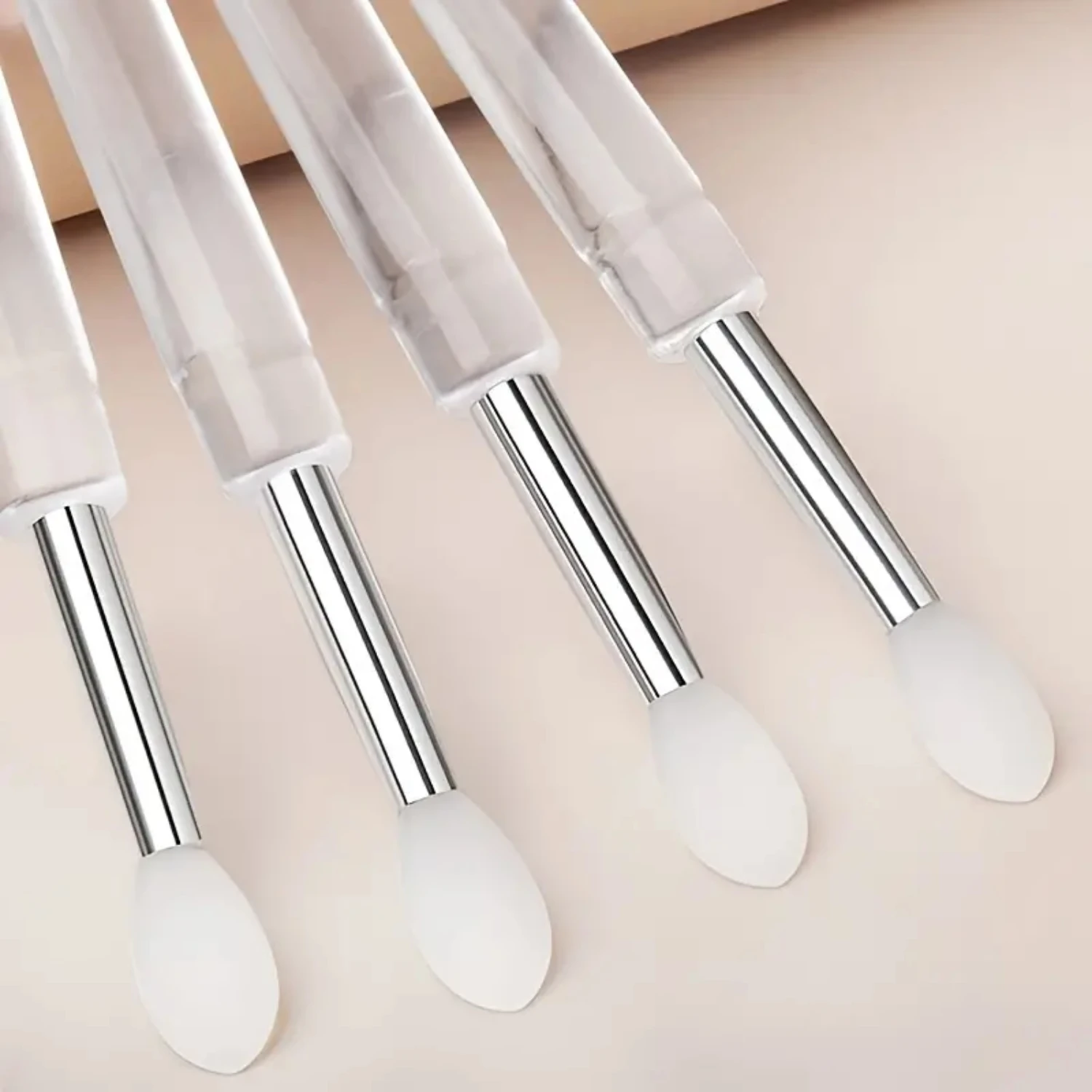 Set di pennelli per labbra in silicone liscio come la seta da 4 pezzi per un'applicazione di trucco impeccabile: ideale per rossetti, smalti per labbra, maschere per labbra e ombretti