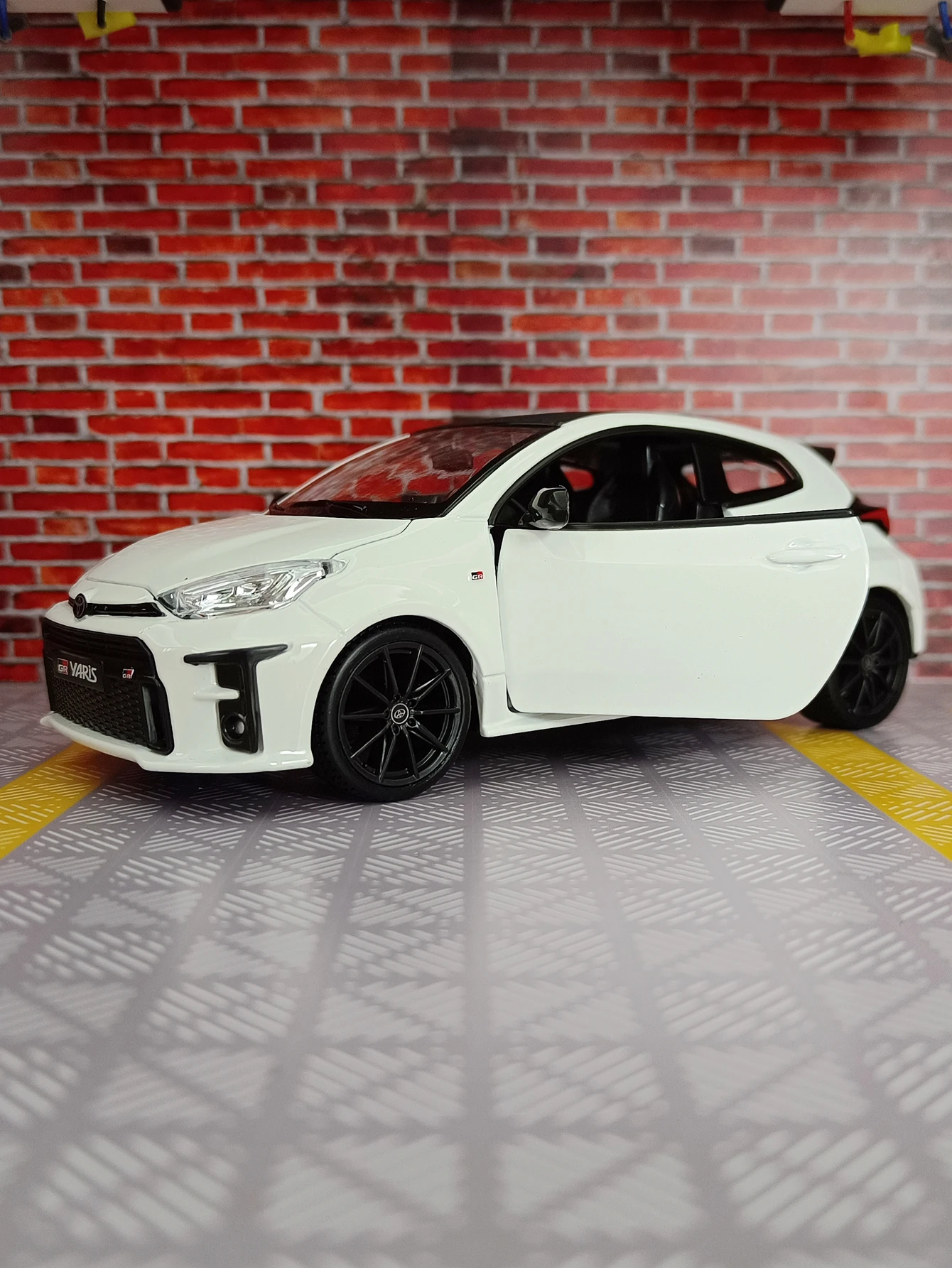 

Maisto 1:24 модель автомобиля из сплава Toyota Yaris, статическое украшение, дверь и капот можно открыть с богатыми деталями, тонкая работа