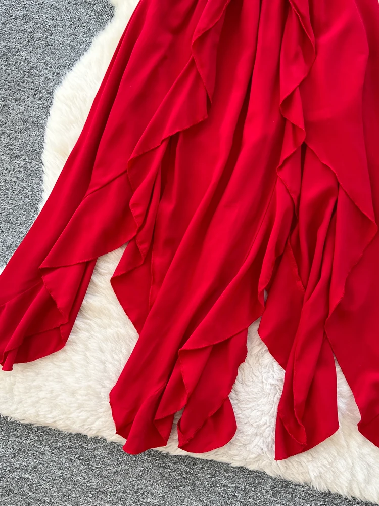 Czerwona szyfonowa sukienka na jedno ramię, damska, wiosna 2026, czysta pożądanie, asymetryczna, z podkreśloną talią, długa spódnica, koreański styl, wysoki stan.