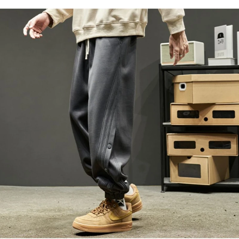 กางเกงวอร์มผู้ชายสีดำ กางเกงทำงานสไตล์ฮาราจูกุ กางเกงลำลองสำหรับผู้ชาย เสื้อผ้าผู้ใหญ่สไตล์วินเทจ มีเชือกผูก เอวหลวม สีพื้น สำหรับฤดูใบไม้ร่วง
