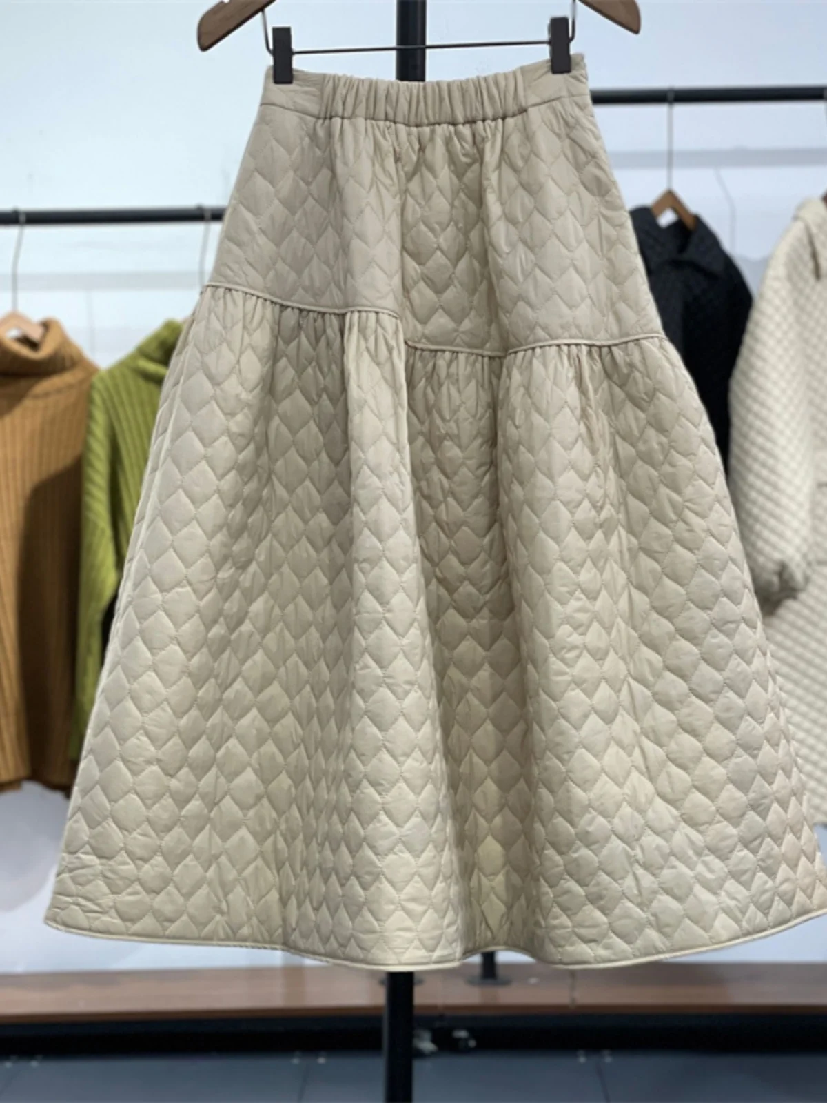 تنورة نصفية عالية الخصر بخصر مطاطي سميك على طراز هيبورن للخريف والشتاء للنساء مع نقش ماسي