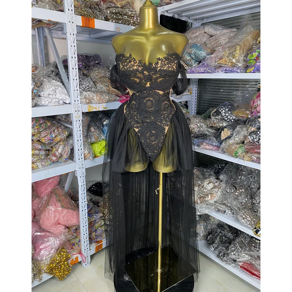 فستان نسائي فاخر للحفلات المسائية أسود بدون حمالات مطرز بالدانتيل وتنورة قصيرة من الأمام وطويلة من الخلف شبكية مكونة من قطعتين