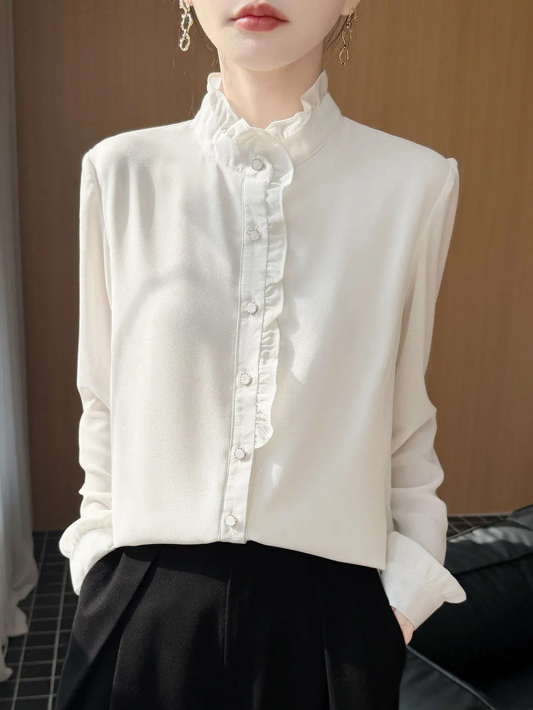 

Новая женская свободная рубашка 2026 года с воротником-стойкой, дизайном с рюшами под дерево, дышащая, стройнящая, базовый слой, в французском стиле