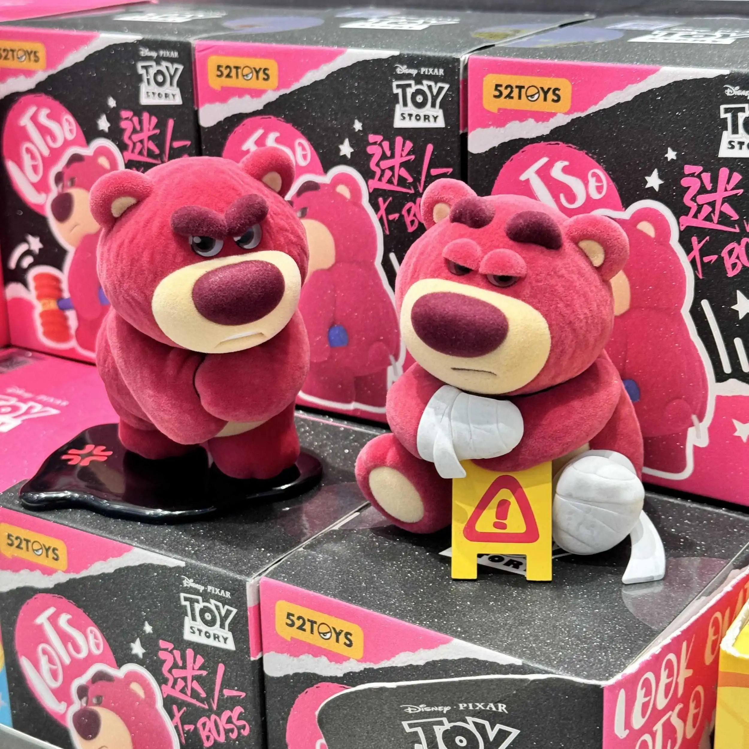 Oso de fresa encantador guía de gran jefe tres generaciones de figuras juguetes de moda adornos flocados periféricos regalo