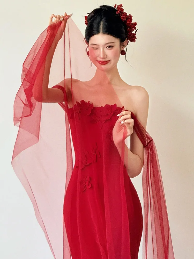 

Элегантное красное атласное вечернее платье на одно плечо с завышенной талией для помолвок и торжественных мероприятий, подчеркивающее фигуру