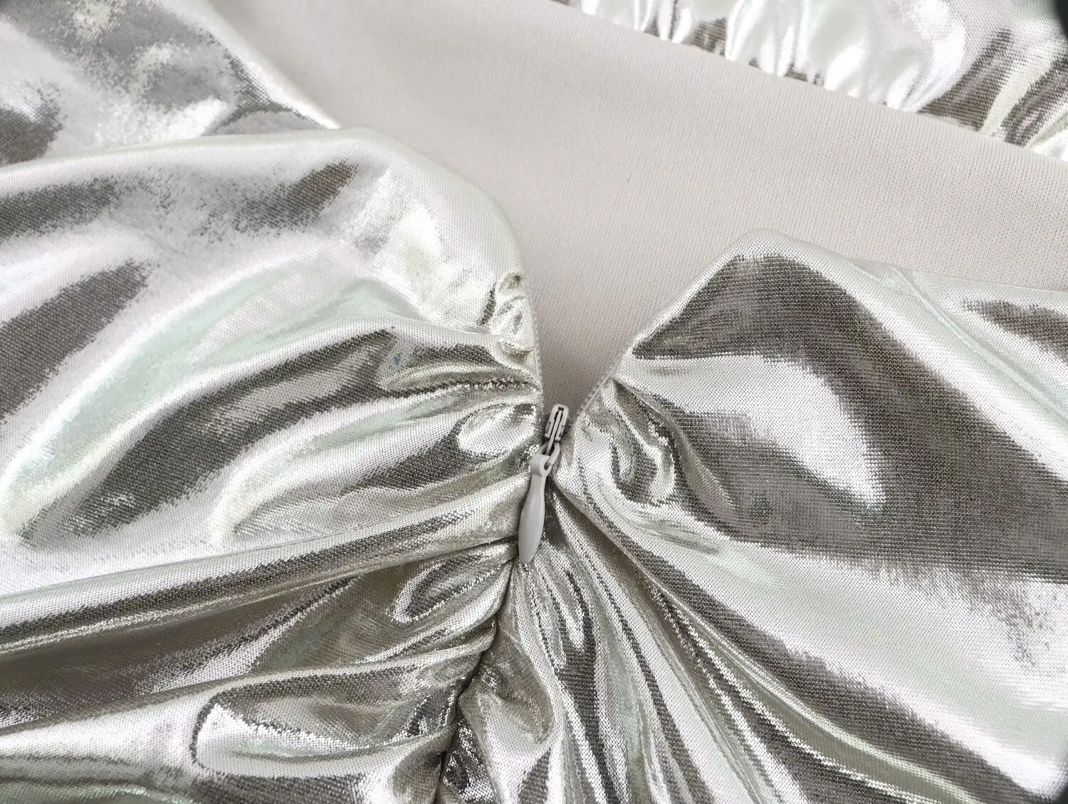 KONDALA Chic Metallo Pieghettato Argento Cami Dress Moda 2025 Primavera Donna Lungo Senza Maniche Guaina Vestito Sexy Night Party Y2K Vestido