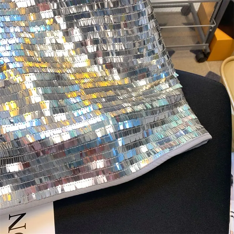 Minissaia evasê de cintura alta com lantejoulas prateadas