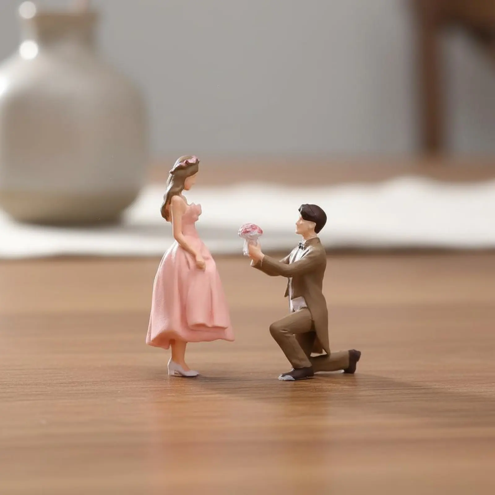 2 Pieces Proposal Scene Figurine Set Hand-Painted Romantic Couple Scene Display Figures Miniature Scale People Figures