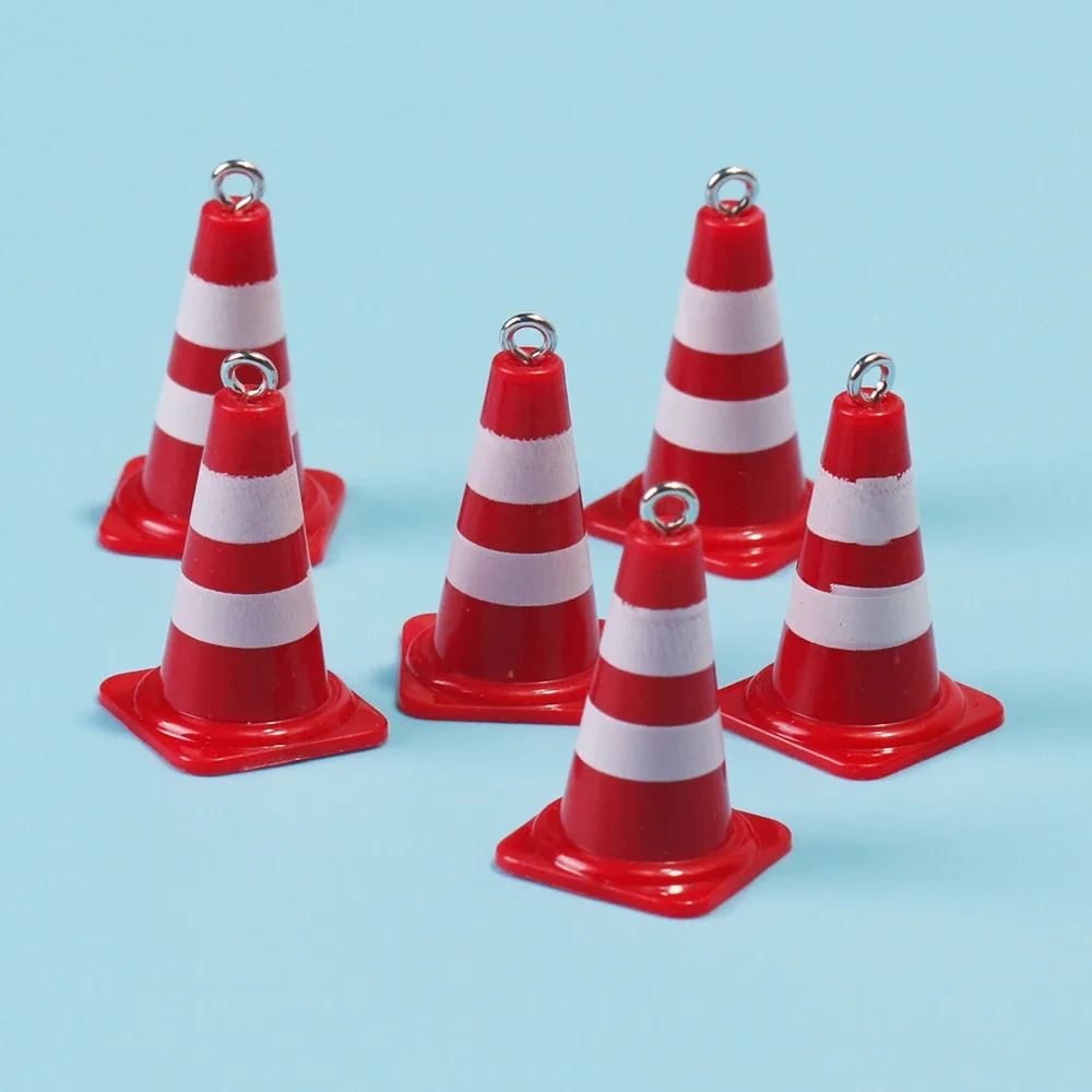 Engraçados Mini Barricada Encantos, Sinal de Estrada de Plástico, Cones de Tráfego Pingentes para Colar, Brincos, Chaveiro, Jóias DIY Fazendo Suprimentos