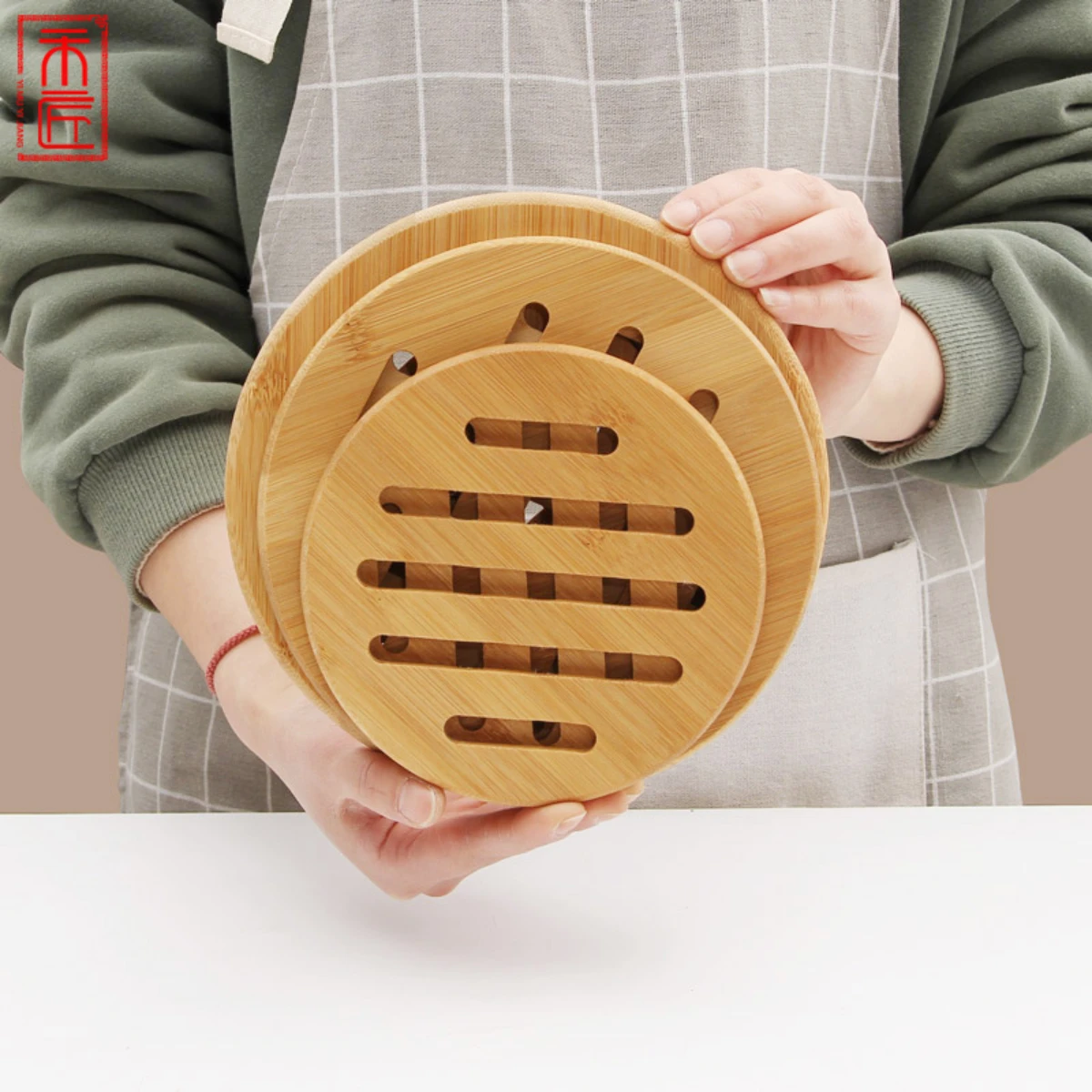 

Portable placemat, thickened circular household coaster, hollowed out bamboo insulation mat, dining table mat