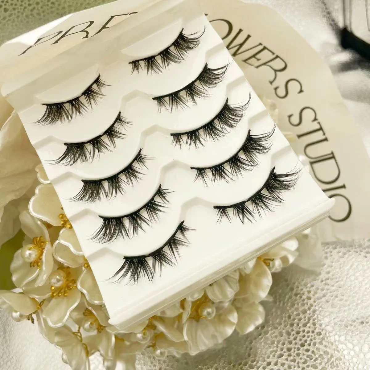 ふわふわのヨーロッパとアメリカンスタイルのつけまつげ、細長い尾、混合血の太いバービーのコミックまつげ、ワンピース