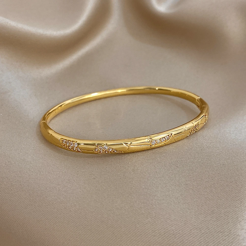 سوار فاخر مطلي بالذهب الزركون اللامع للنساء الحد الأدنى جولة رقيقة مفتوحة الربيع مشبك الإسورة الأزياء والمجوهرات هدية