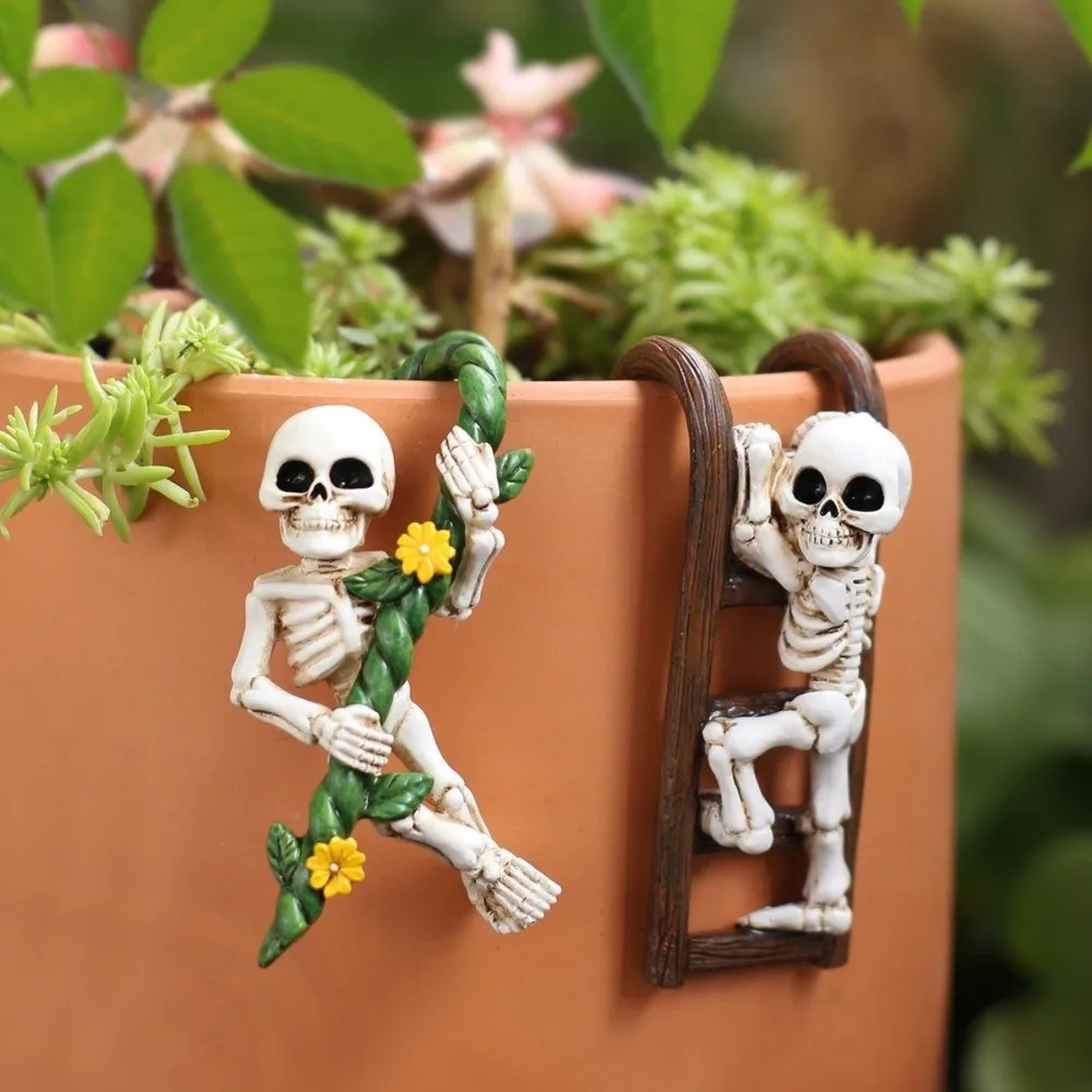 2PCS Resin Skeleton Pot Hugger Weatherproof Scary Ladder Skull Hanging Statue Miniature Ornaments Climbing Skeleton Statues