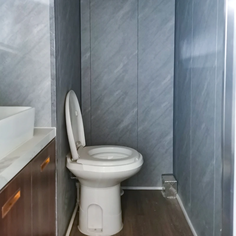 China Best VIP Portable Mobile Home Party Toilets Outdoor Mobile Flushing Toilet Truck with Urinal Waste Tank