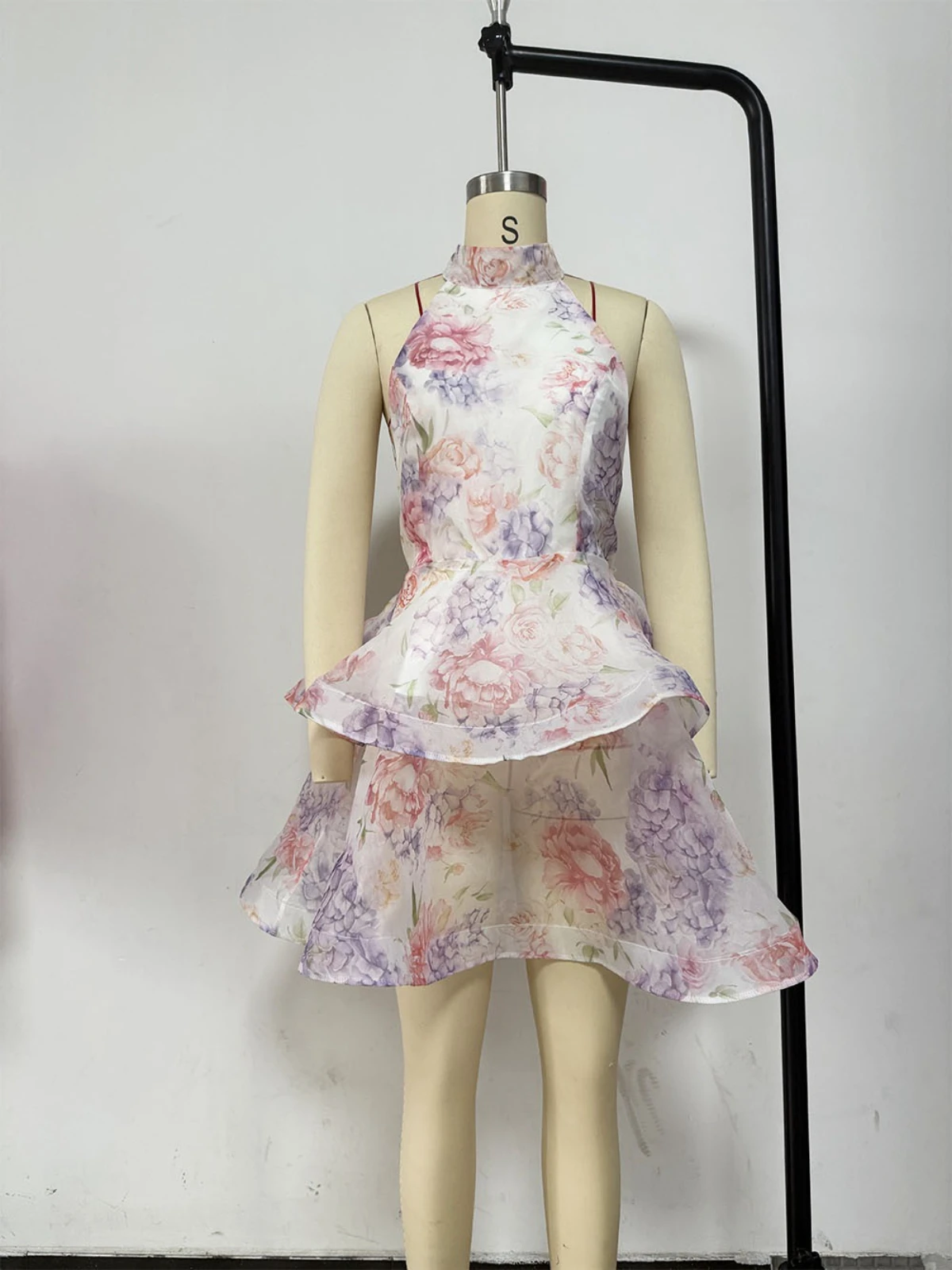 Stsss chique rosa floral impressão mini vestido feminino doce bowtied halter pescoço sem mangas sem costas magro de duas camadas uma linha vestido de festa