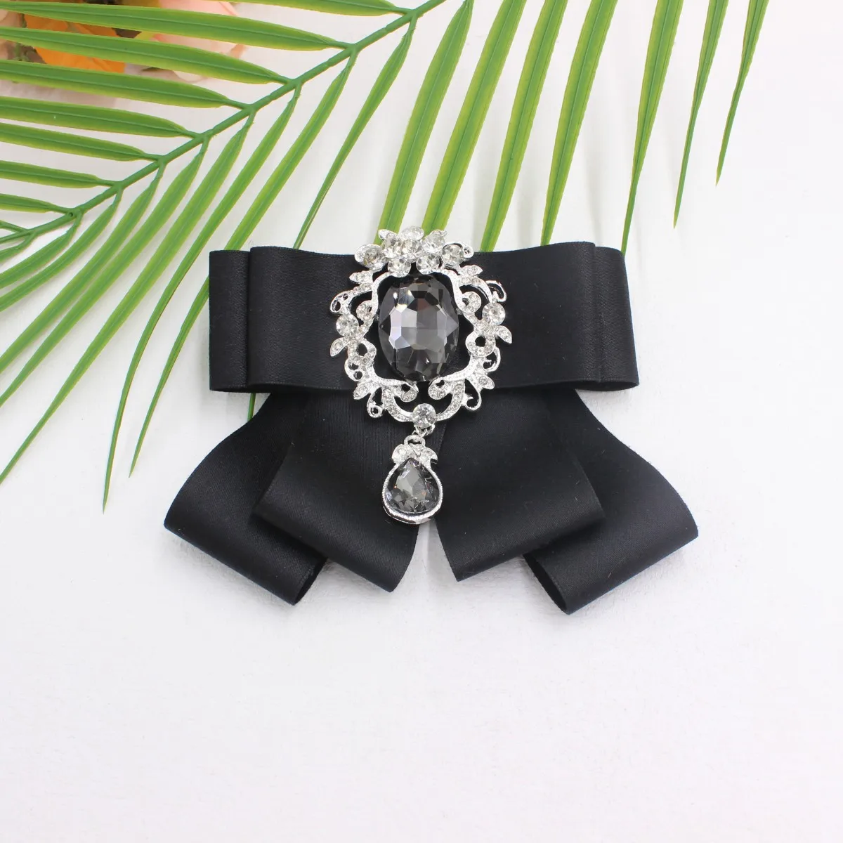 

New diamond neckline and brooch collar accessories with all kinds of clothing accessories