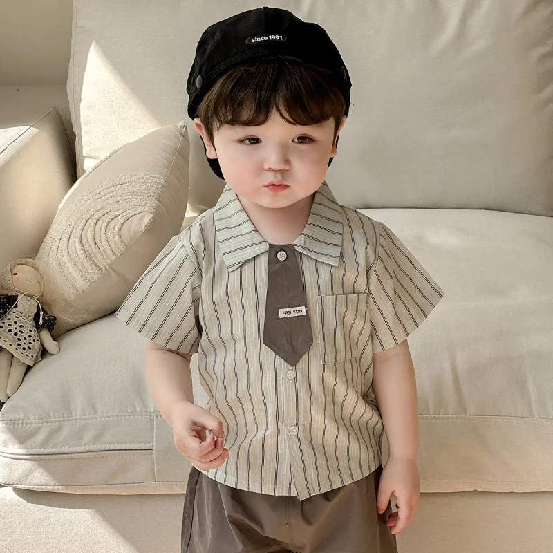 

Летний костюм для мальчиков, новый стильный детский комплект из трех предметов в университетском стиле, наряд для первого дня рождения малыша-джентльмена