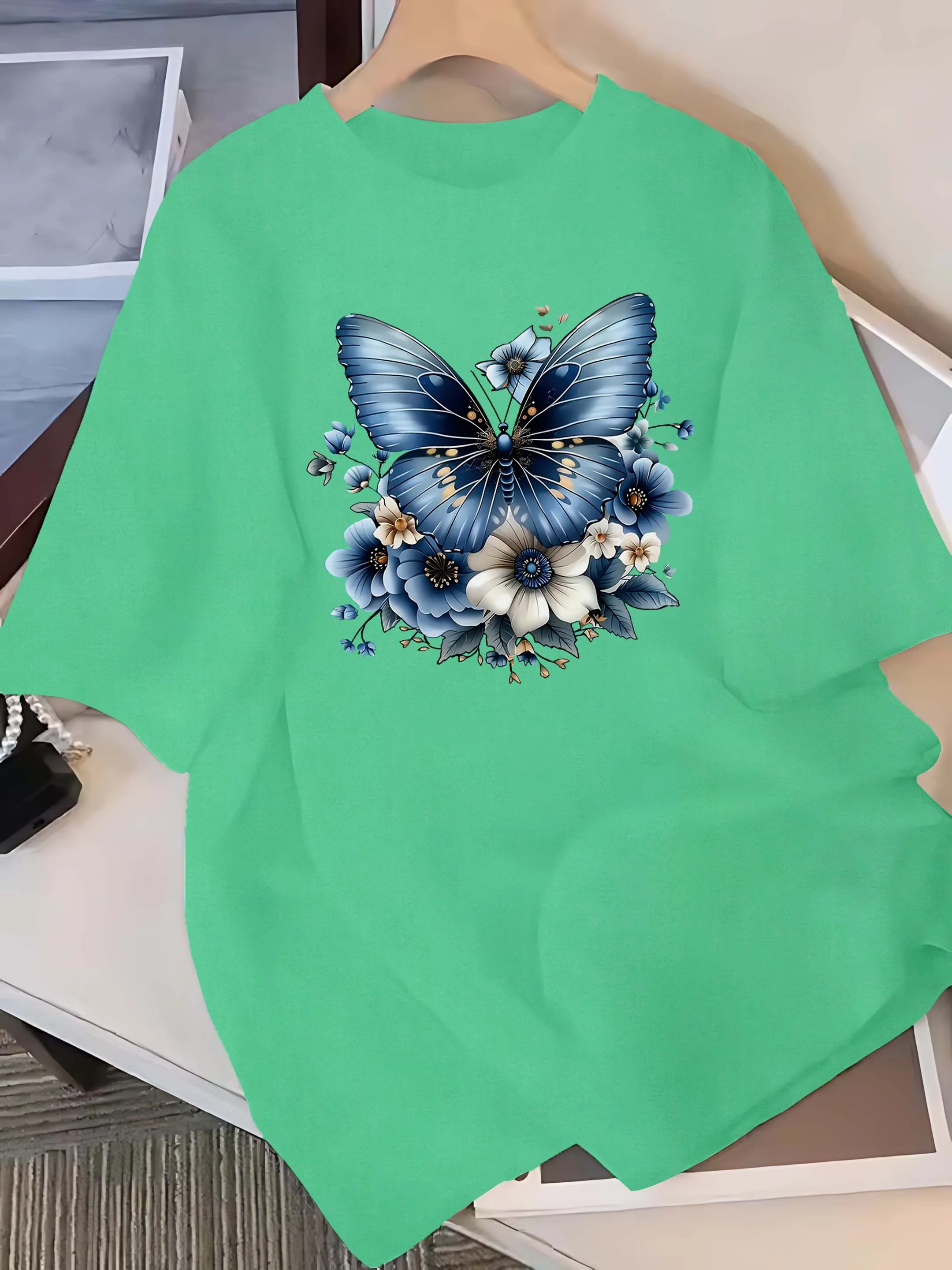 Camiseta de moda elegante con gráfico floral de mariposa artística de talla grande