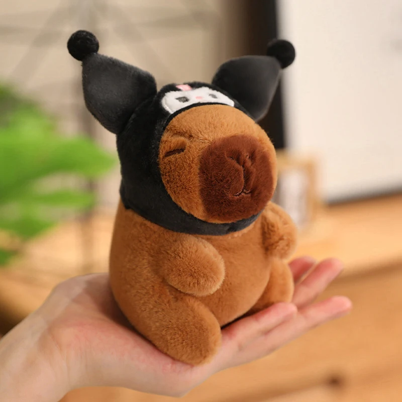 Kopfbedeckung Capybara mit Pikachu Hut Stich Luzifer Katze Hut Plüschtier Kuscheltiere Capybara Puppe Mädchen Tasche Anhänger Weihnachtsgeschenke