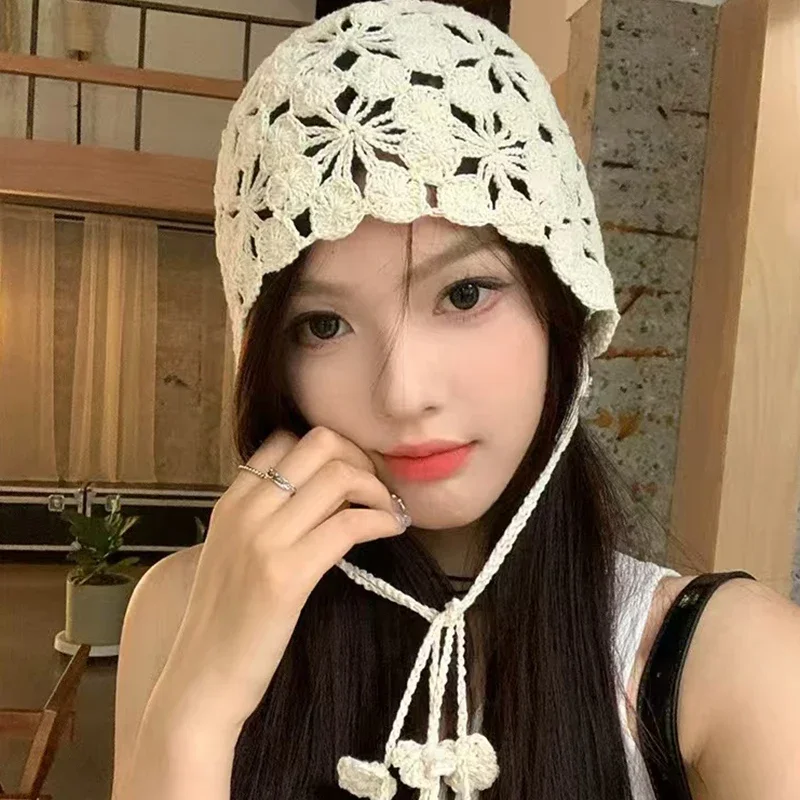Dünne hohle handgemachte Häkelstrickmützen für Frauen Frühling Sommer Reisen vielseitige konkave Riemen Beanies Caps atmungsaktive Baskenmütze