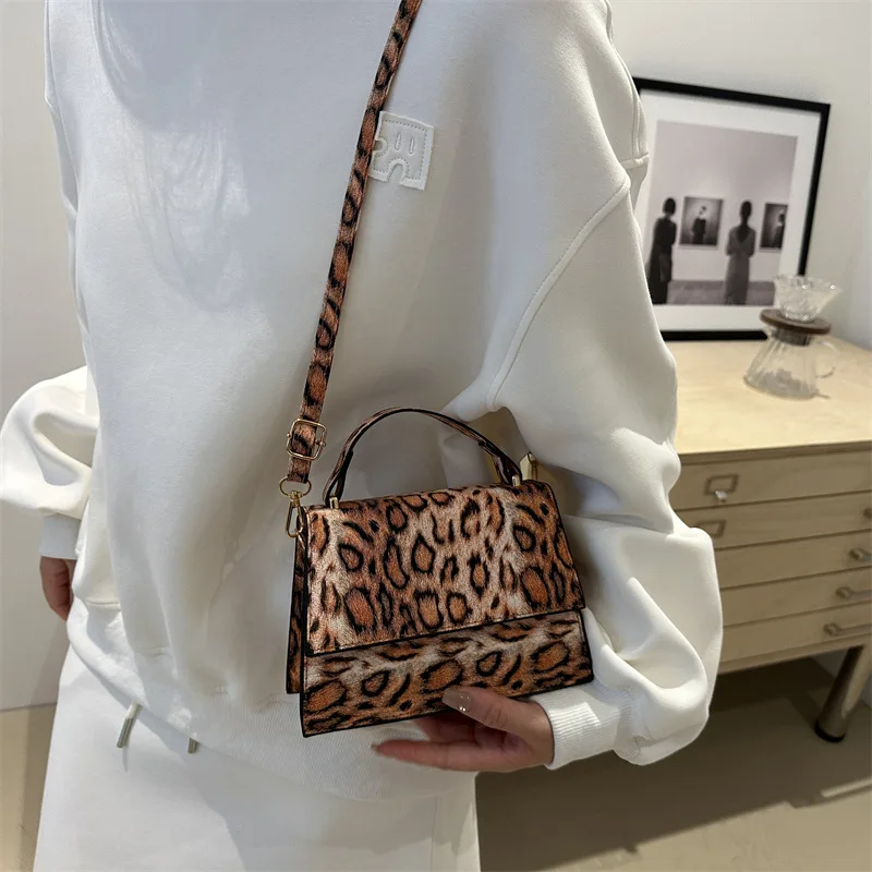 

​ ​ 2025 Новая винтажная модная женская сумка, сумка через плечо в стиле ретро, многосторонняя сумка для повседневного использования и поездок на работу ​ ​ Кошельки и сумки