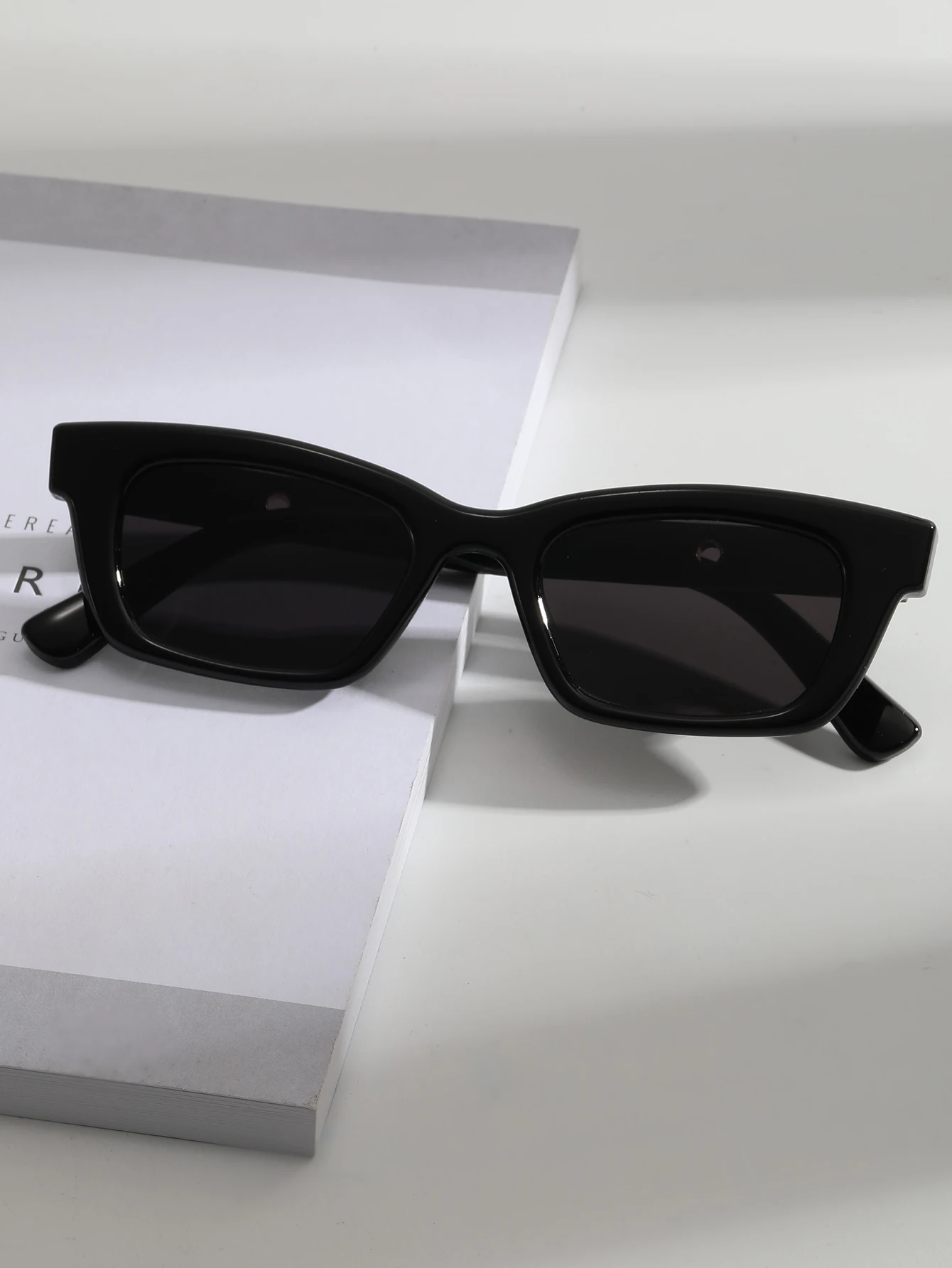 Women's Fashionable Large Frame Retro Cat Eye Sunglasses UV Protection Slimming Face Effect High-End Feelings Eyewear