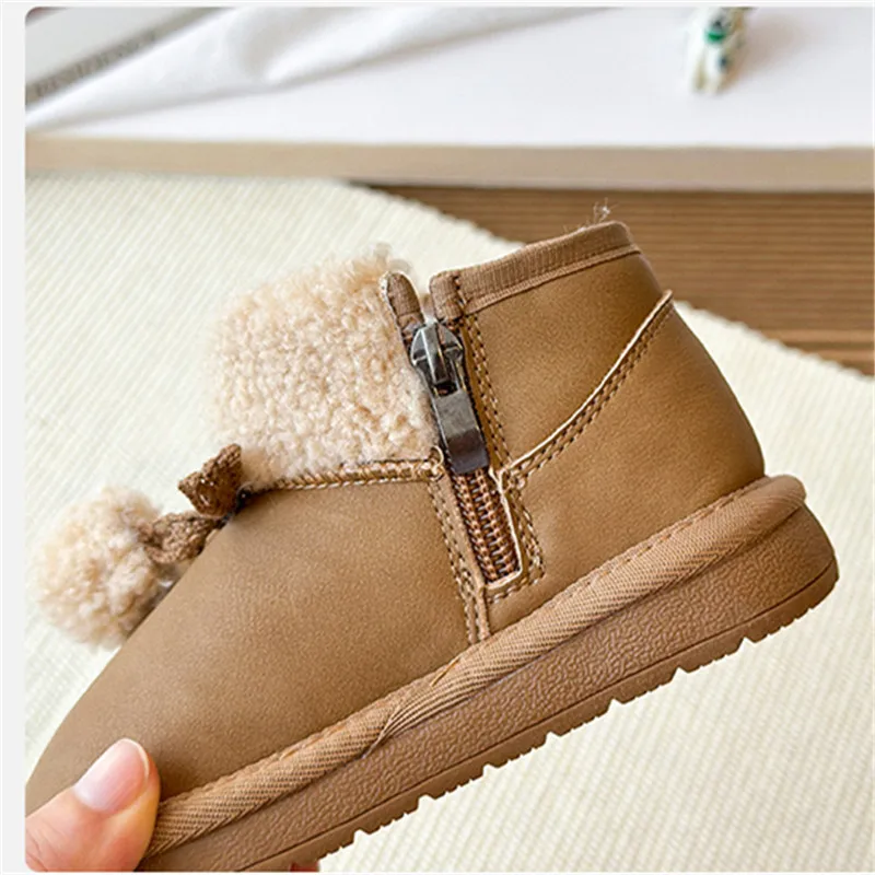 الفتيات الحلو الدافئة عادية التلبيب القطن أحذية بوت قصيرة 2025 شتاء جديد للأطفال لينة وحيد مريح تنوعا موضة الثلوج الأحذية