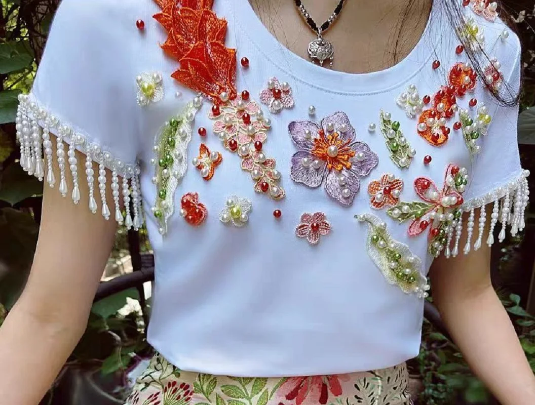 Novità nel 2024 t-shirt In cotone con cuciture nappa con ricamo floreale per t-shirt a maniche corte da donna magliette bianche