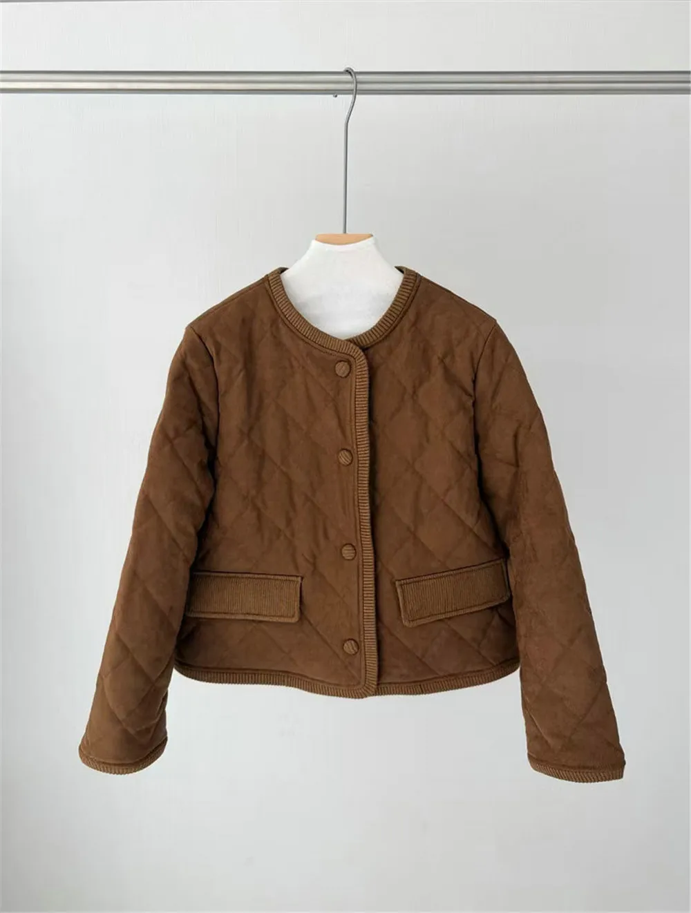 2025 شتاء جديد جولة الرقبة قميص قطني بكم طويل بلون الماس شبكة أسفل سترة الربط بطة أسفل معطف محبوك