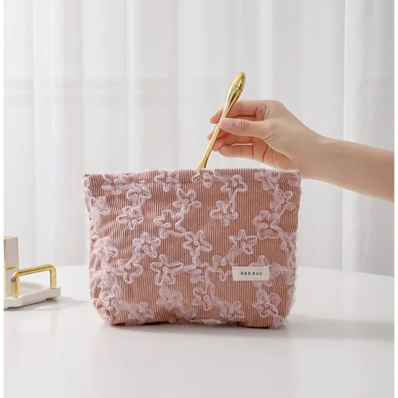 Borsa cosmetica ricamata tridimensionale in pizzo di velluto a coste borse per il trucco femminile pochette da donna custodia per il trucco