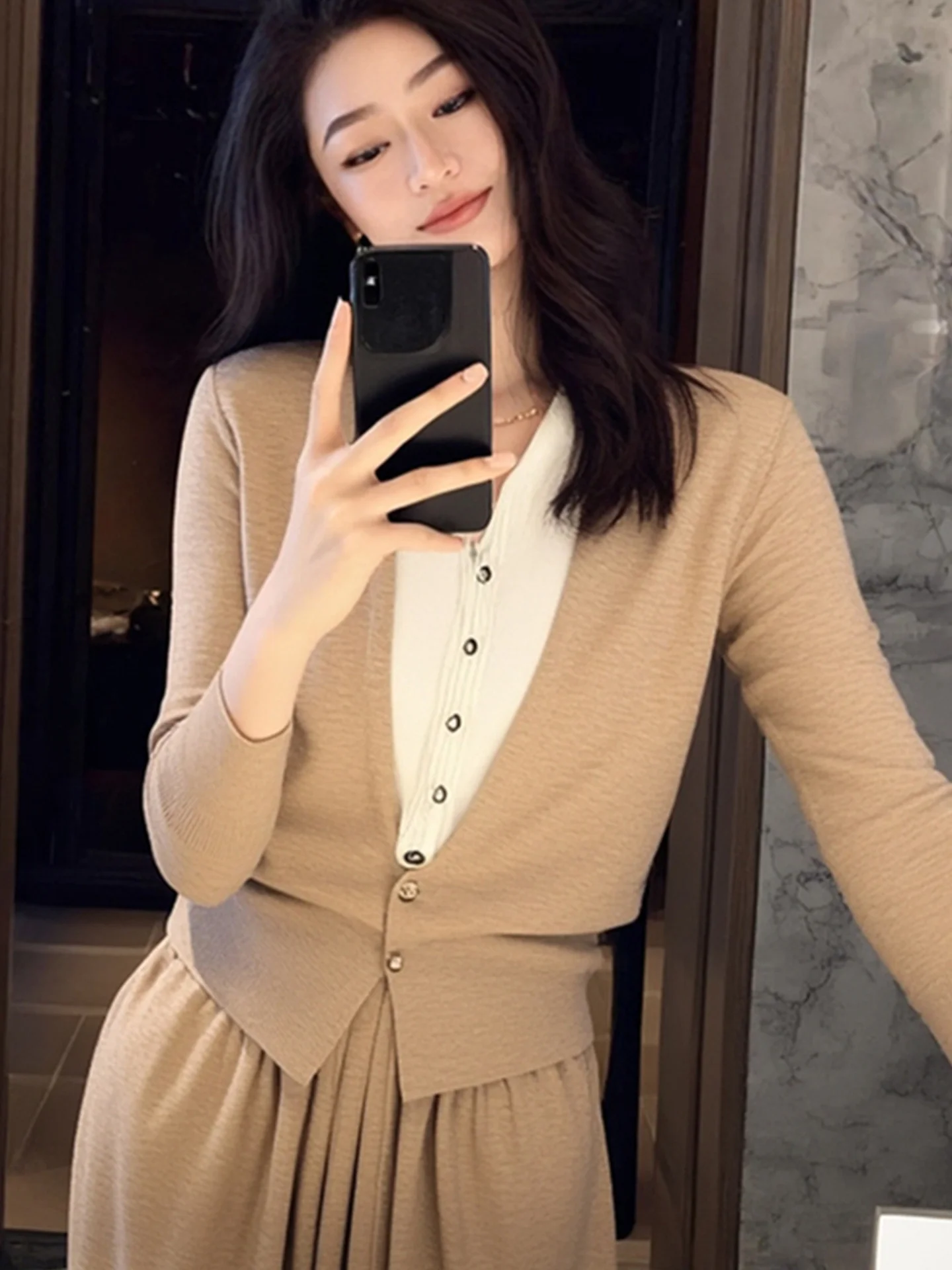 패셔너블 니트 롱 슬리브 브이넥 여성 탑 컬러 블록 가을 2025 레저 스타일 한국 버전 스트레이트 컷 실크