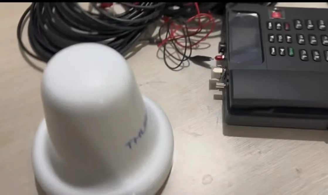 Antena Thuraya MNB-01 Marinestar do telefonu satelitarnego z funkcją monitoringu GPS, śledzenia i wysyłania wiadomości SOS.