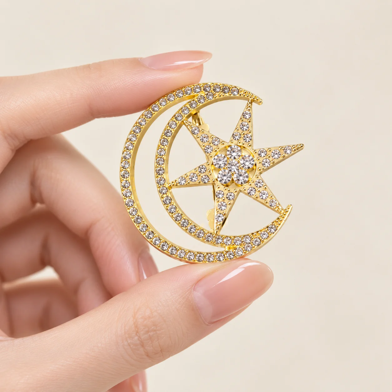 Rhinestone Moon and Star Brooch for Women, Gold Alloy Crescent and Five-Pointed Star Design, Sparkling Rhinestone Brooch, Adult Women's Suit Jacket, Sweater, Shirt, Dress, Scarf, Decorative Accessory, Daily Commute, Date, Party, Wedding, Photo Shoot, Fashion Accessory, Versatile, Elegant Brooch, European and American Style Clothing Accessory, Bag Decoration, Hat Accessory, Exquisite Sparkle, Light Luxury, High-End Feel, Eye-Catching Gift Recommendation, All-Season Versatile, Elegant Brooch, Trendy Design, Personalized Accessory, New Hot-Selling Item