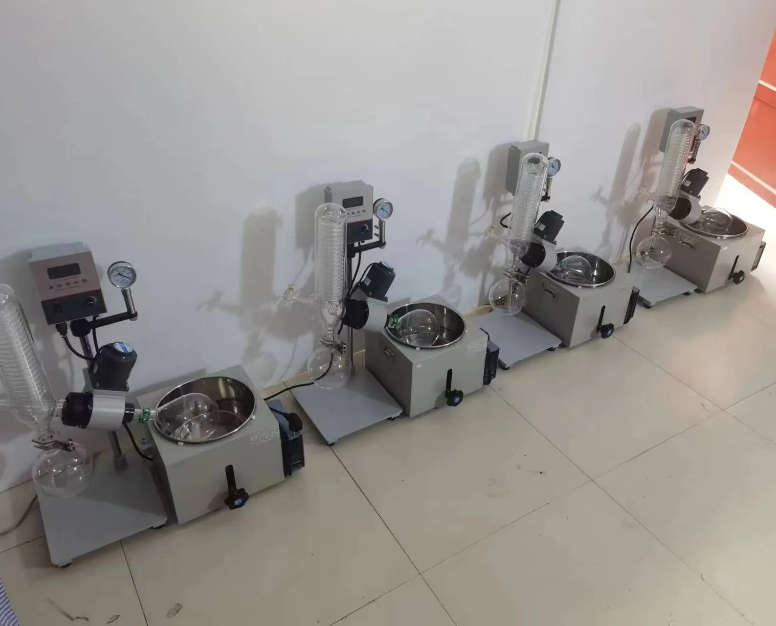 معدات المختبرات المقطر الكيميائي لسطح المكتب D 2L RE-201D المبخر الدوار للمختبر