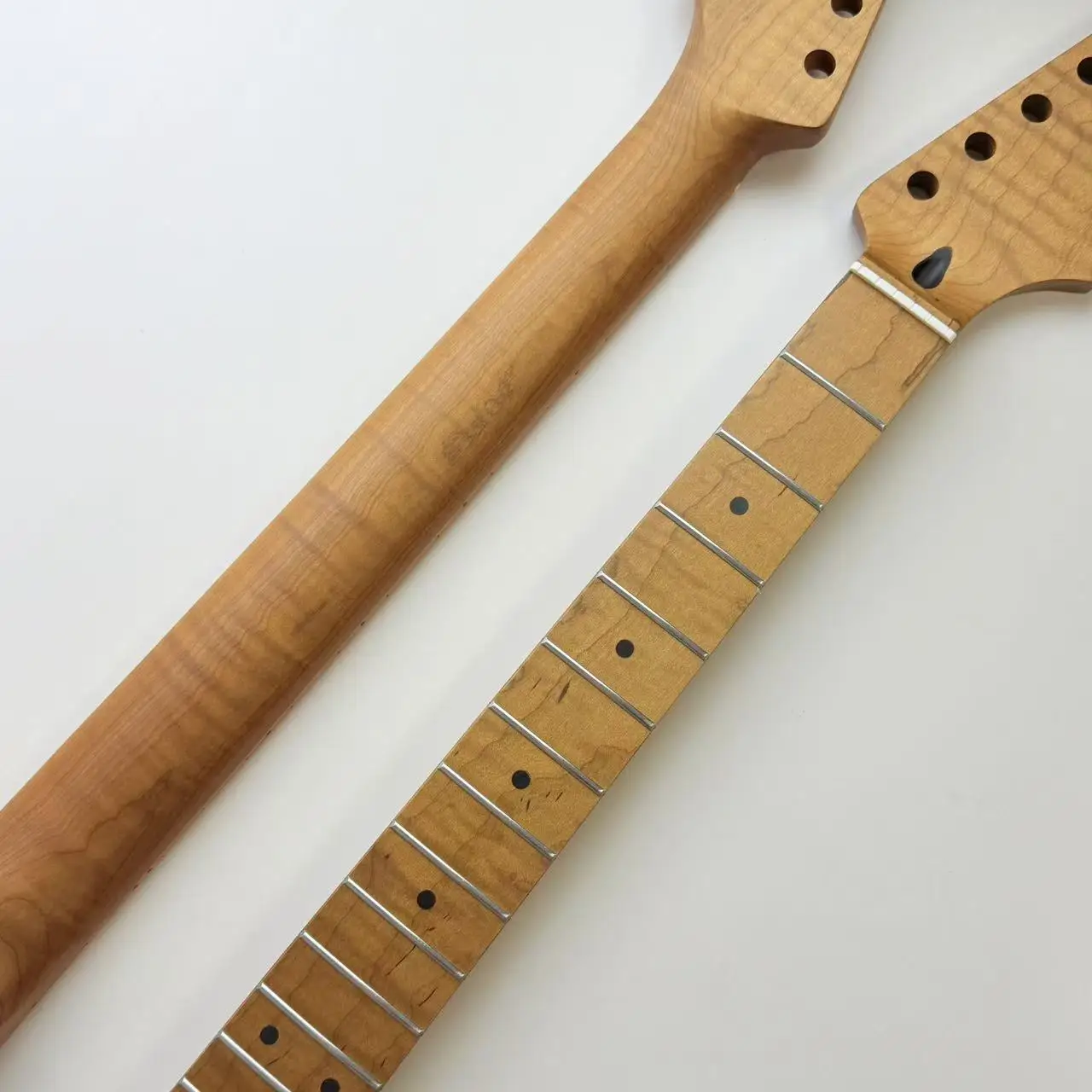 

Flame Maple ST Guitar Neck, 22 Frets Maple Fingerboard, Smooth Playing Guitar Neck Replacement for ST Electric Guitar Enthusiast