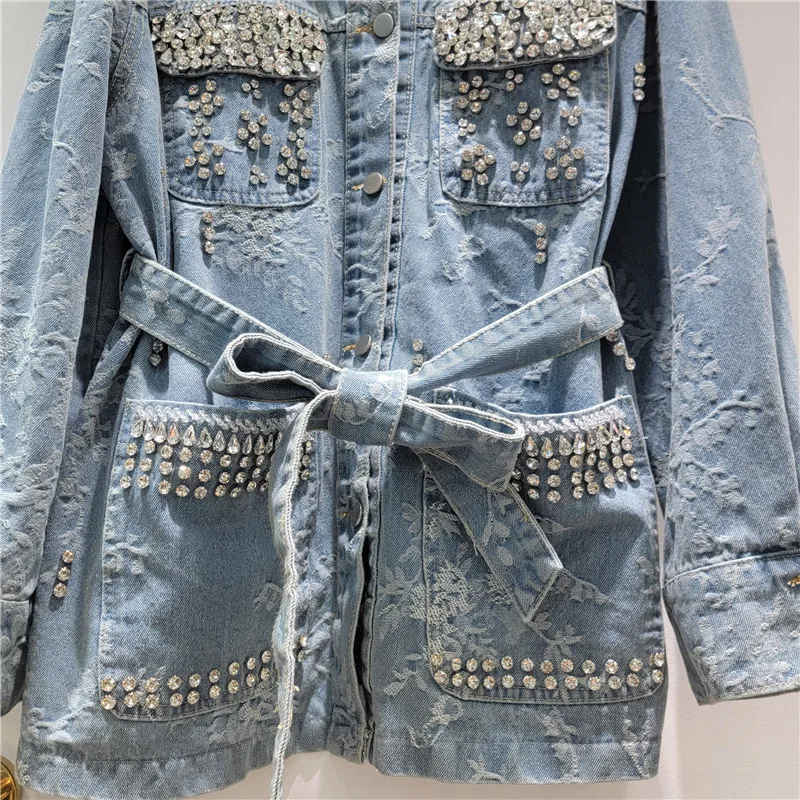 화려한 장식 디자인의 워싱 블루 자카드 중간 길이 데님 재킷, 2026년 봄 신상 벨트 코트