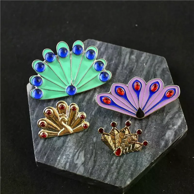 /HTF/Crystal Diamond Peacock Animal Pin Anime Creative Fantail Brooch Role Play Props Men And Women Backpack Jewelry Gift 1Pcs