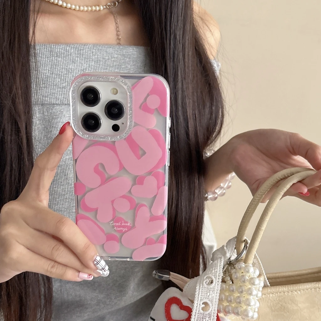 

Креативный противоударный защитный чехол для телефона с розовыми буквами и граффити с блестящими линзами для iPhone 16, 15, 14, 13 Pro Max