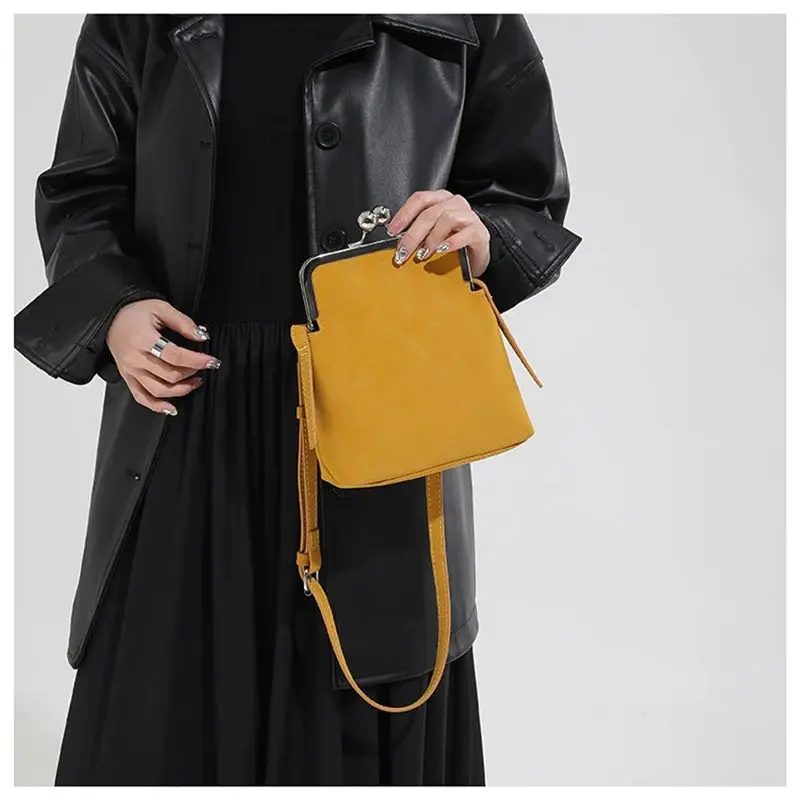 

Корейская модная сумка-кроссбоди однотонная текстурированная женская маленькая квадратная сумка классическая ретро-сумка через плечо Новинка Весна 2026