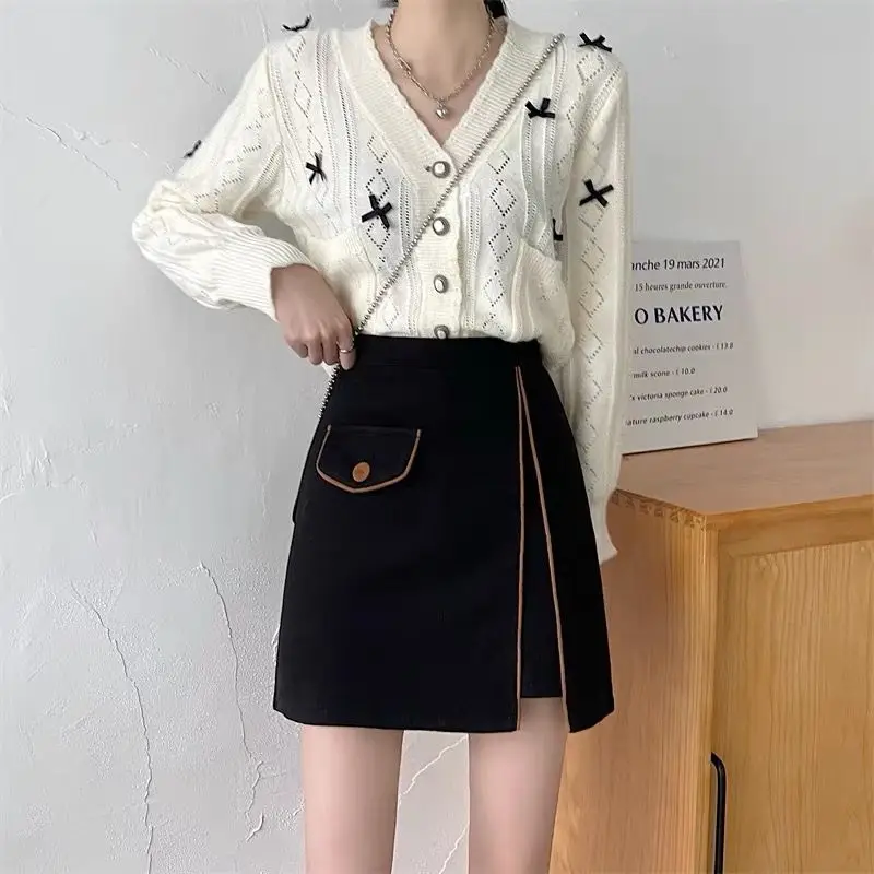 

Черная юбка с нерегулярным разрезом Короткая юбка трапециевидной формы с высокой талией Нишевая юбка на бедрах