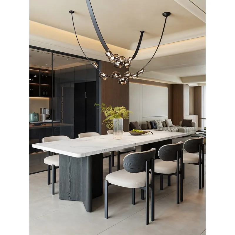 Ретро-комбинация обеденного стола и стульев в средневековом стиле с матовой поверхностью, прямоугольная, большая, простая, современная, с подвесной нижней полкой.