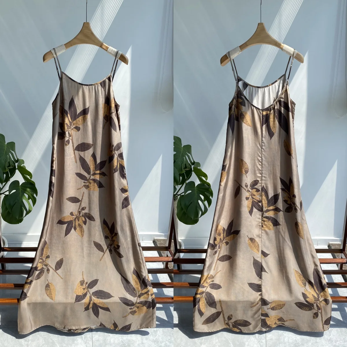 Literair en retro, gevlekt en vuil, koperen ammoniakzijde middellange en lange jarreteljurk vuile printstijl