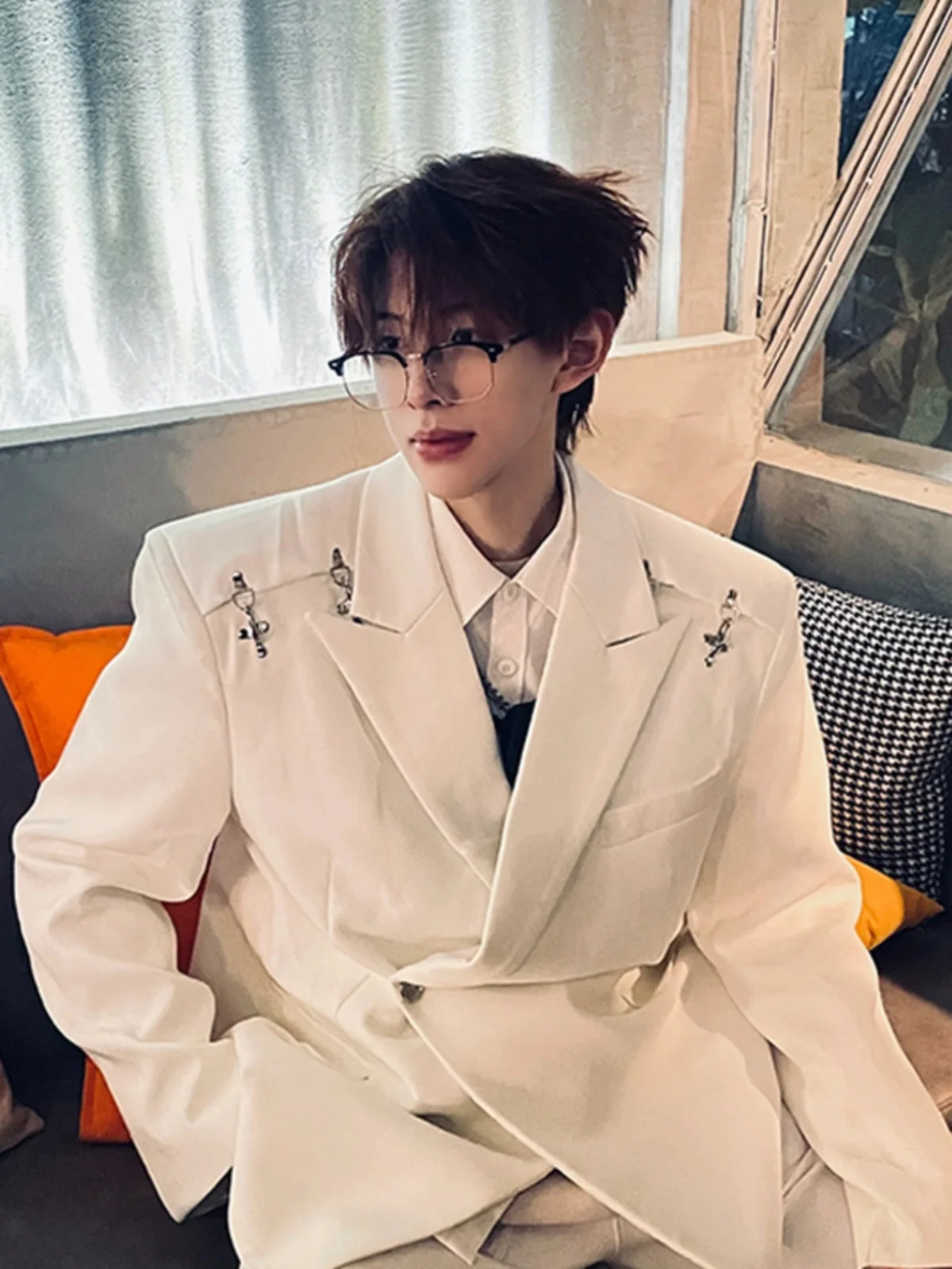 

Белый мужской костюмный пиджак на весну-осень с металлическими пуговицами, в корейском стиле, модный, повседневный, с длинными рукавами, свободного кроя