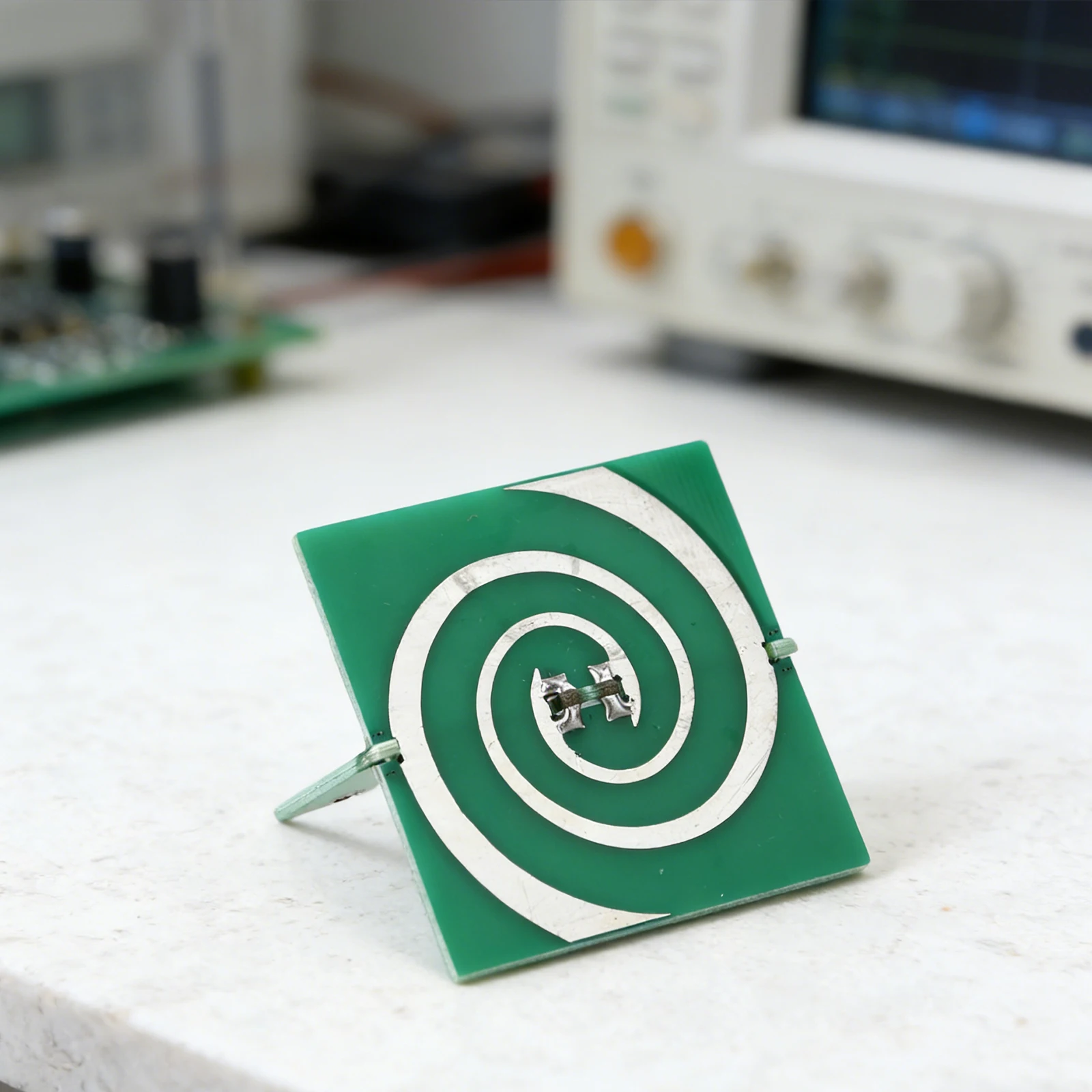 Green 5.8GHz Circular Polarization 40W Connector For Broadband Signal Testing Directional Radio Transmission Module