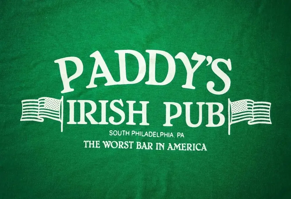 تي شيرت Always Sunny In Philadelphia PADDY'S IRISH PUB للجنسين (عتيق/أخضر)